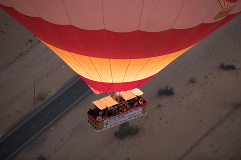 Dubai: Luchtballonvaart met kamelenrit & valkenshow