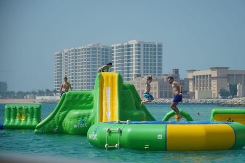 Opblaasbaar waterpark bij palm Jumeirah duabi