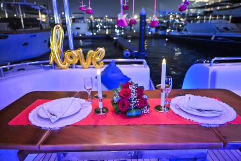 Romantiek op zee in Dubai: Romantisch diner op een jacht