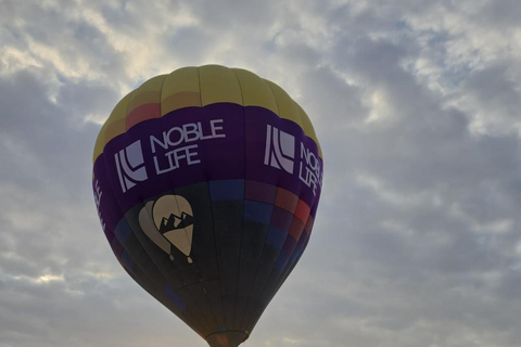 Noble Life Zonsopgang Luchtballonvaart over de woestijn van Dubai