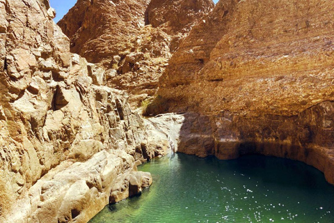 Verborgen Wadi-avontuur vanuit Dubai: fossielen, wandelen en de oostkust