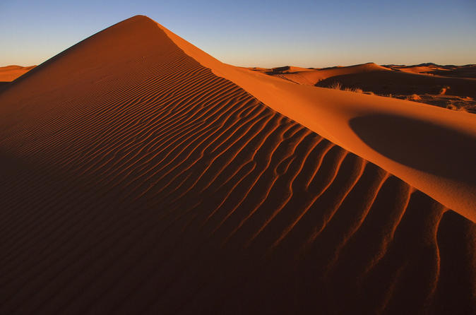Crossen door de Rode duinen in Dubai inclusief woestijnkamp met barbecuediner Crossen door de Rode duinen in Dubai inclusief woestijnkamp met barbecuediner