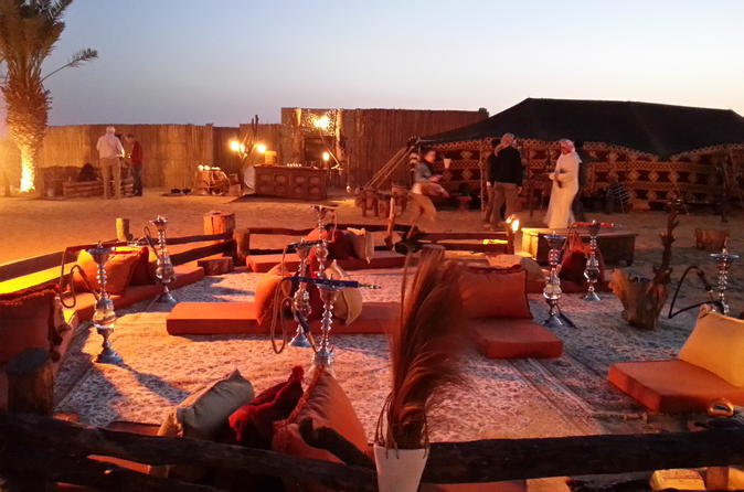 Luxe woestijnervaring: diner, Emirati-activiteiten in een klassieke Land Rover Luxe woestijnervaring: diner, Emirati-activiteiten in een klassieke Land Rover